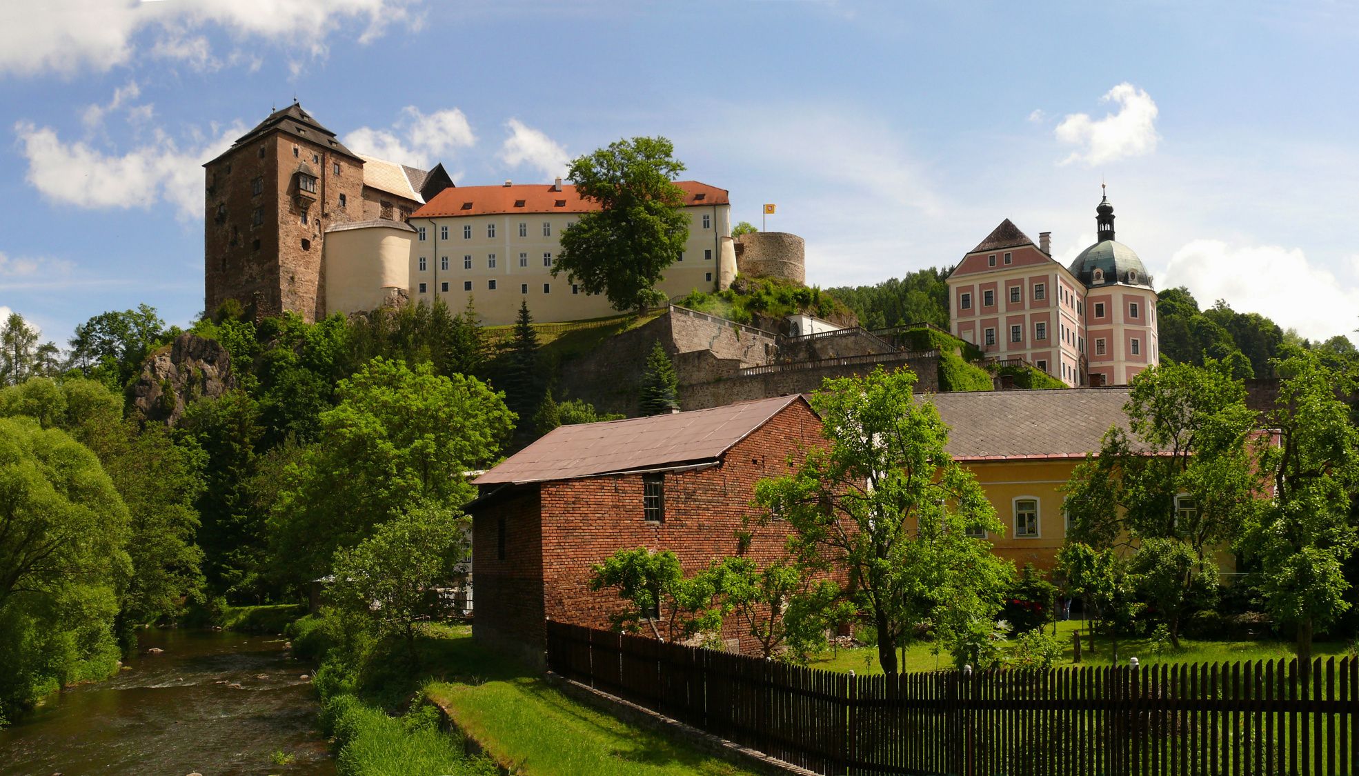 Локет это. State Castle Bečov Bečov nad teplou Чехия. Костел св. Георгия Bečov nad teplou Чехия. Бечов-над-теплой вид на город. Саркофаг в замке городка Бечов